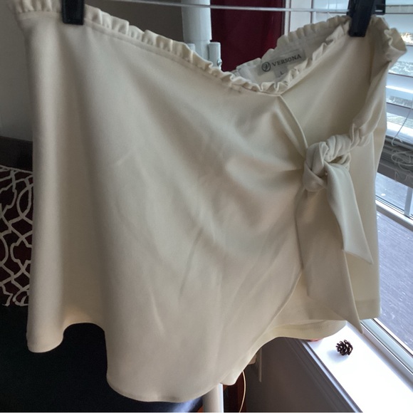 Versona Cream Women's Skort w ruffle - Picture 1 of 4